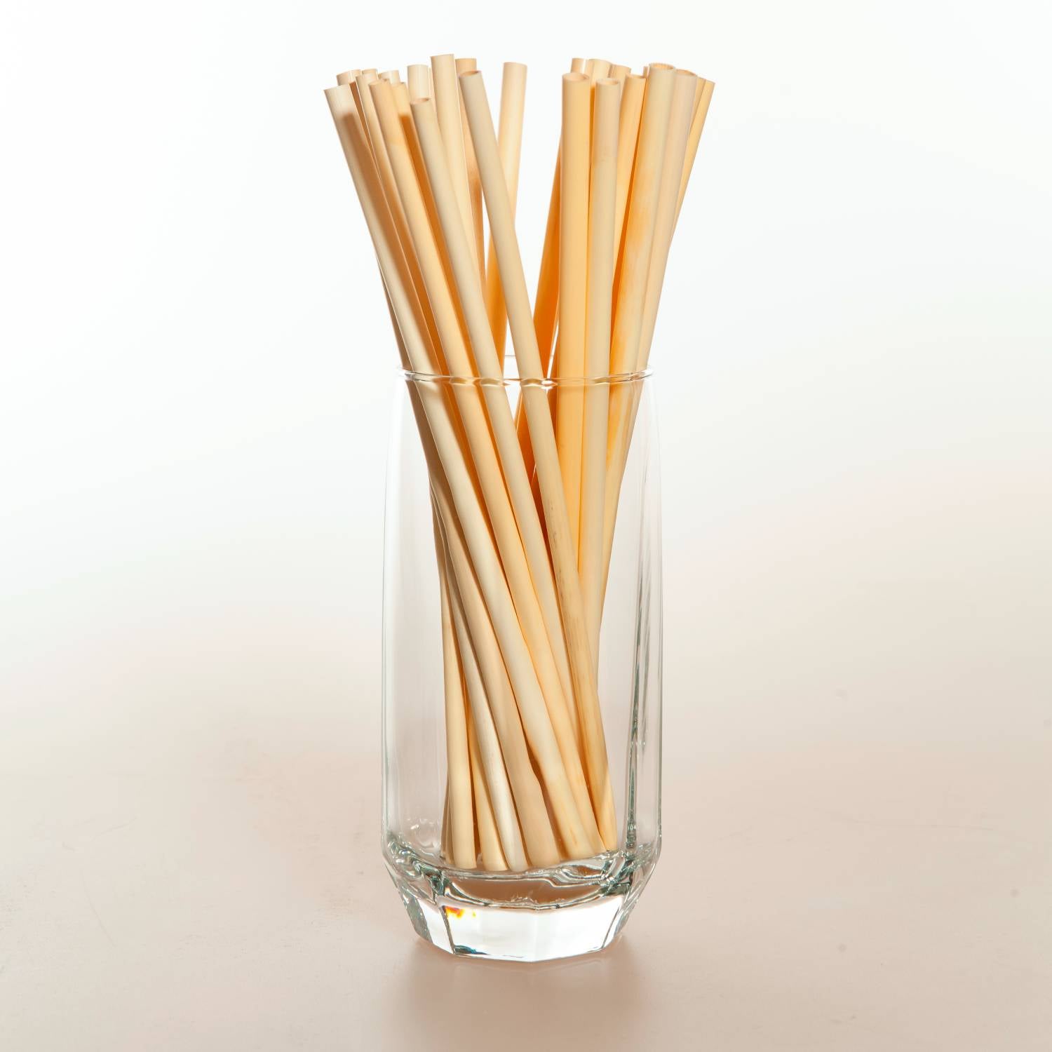 A pack of REED STRAWS S - SLIM STANDARD, showcasing their natural beige color and slim design, perfect for eco-friendly drinking.