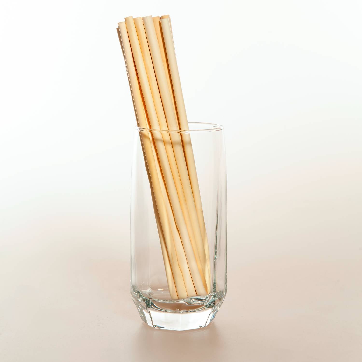 A pack of REED STRAWS S - SLIM STANDARD, showcasing their natural beige color and slim design, perfect for eco-friendly drinking.