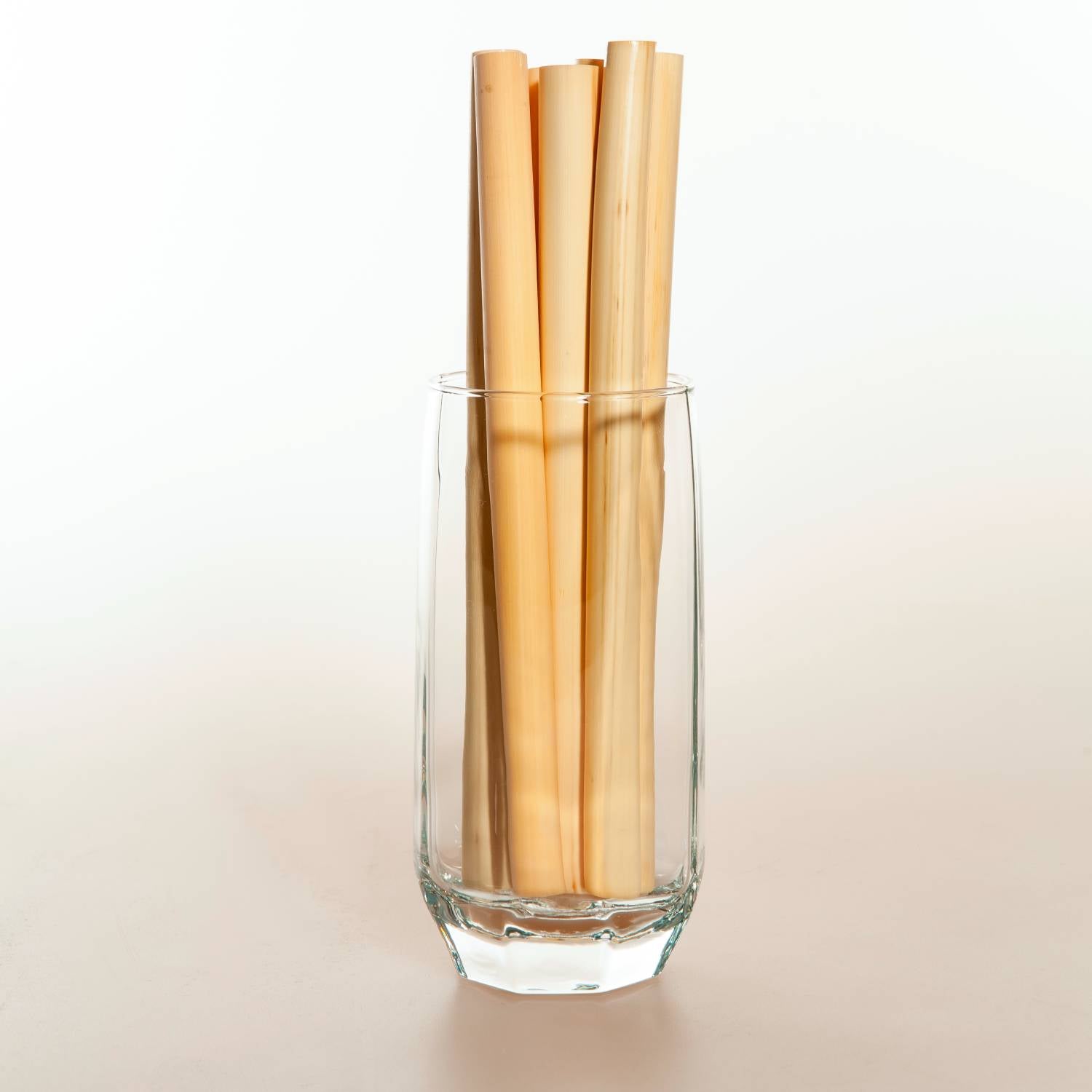 REED STRAWS XL - EXTRA LARGE made from natural reed, perfect for bubble tea and other beverages, showcasing their eco-friendly design.