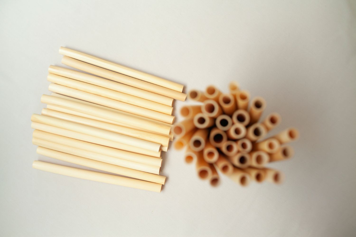 REED STRAWS XL - EXTRA LARGE made from natural reed, perfect for bubble tea and other beverages, showcasing their eco-friendly design.