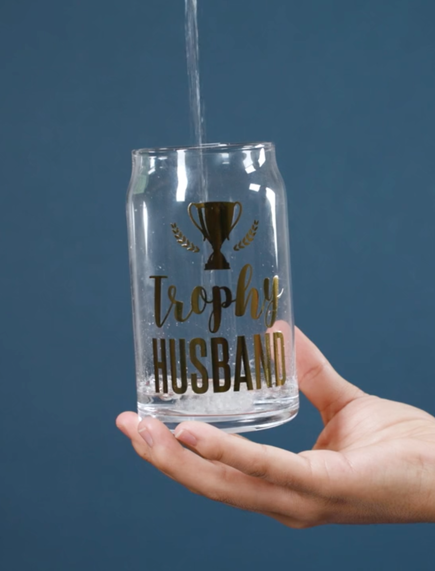 Elegant 15 oz beer glass with gold lettering, perfect for trophy husbands.