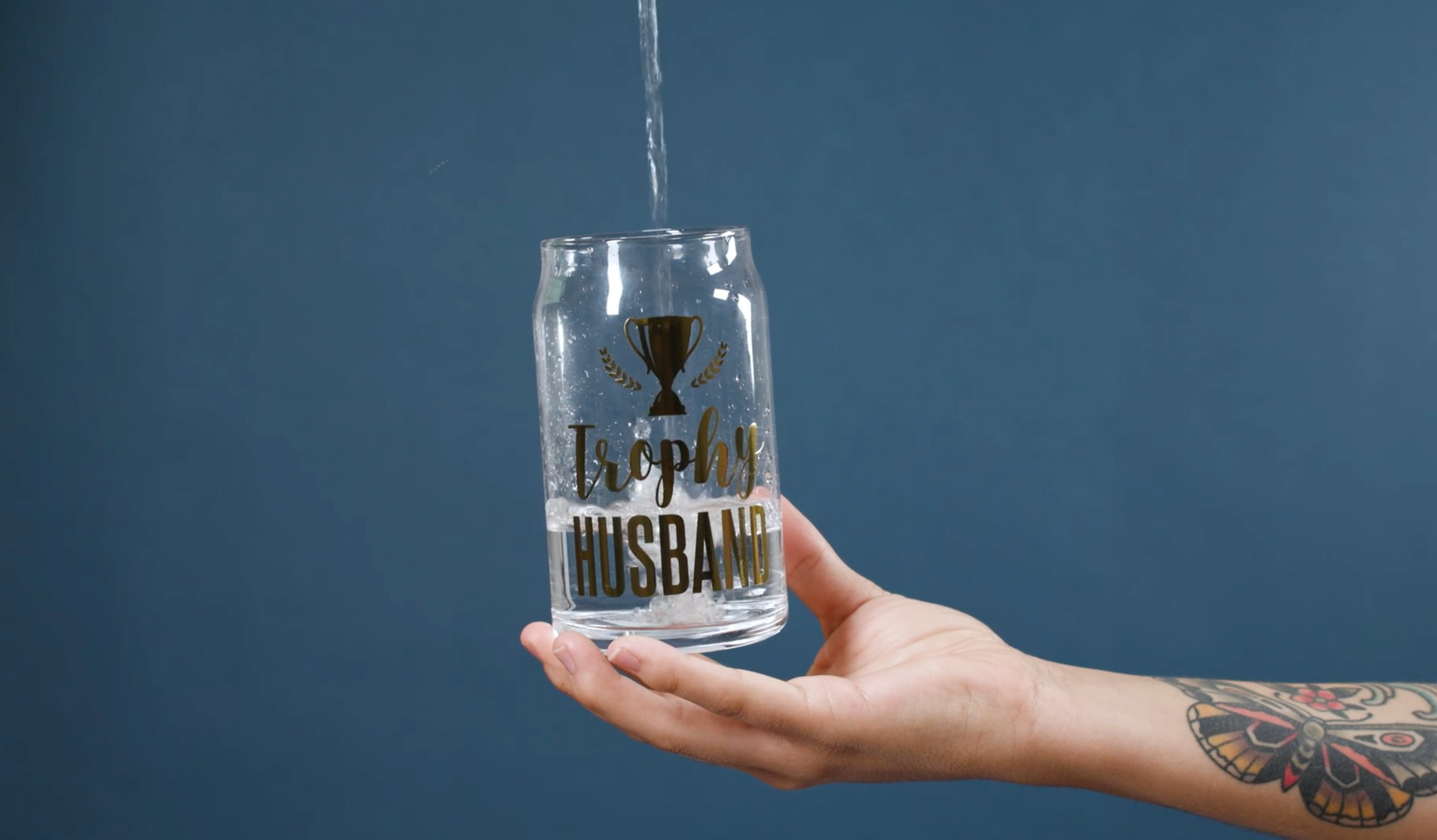 Elegant 15 oz beer glass with gold lettering, perfect for trophy husbands.