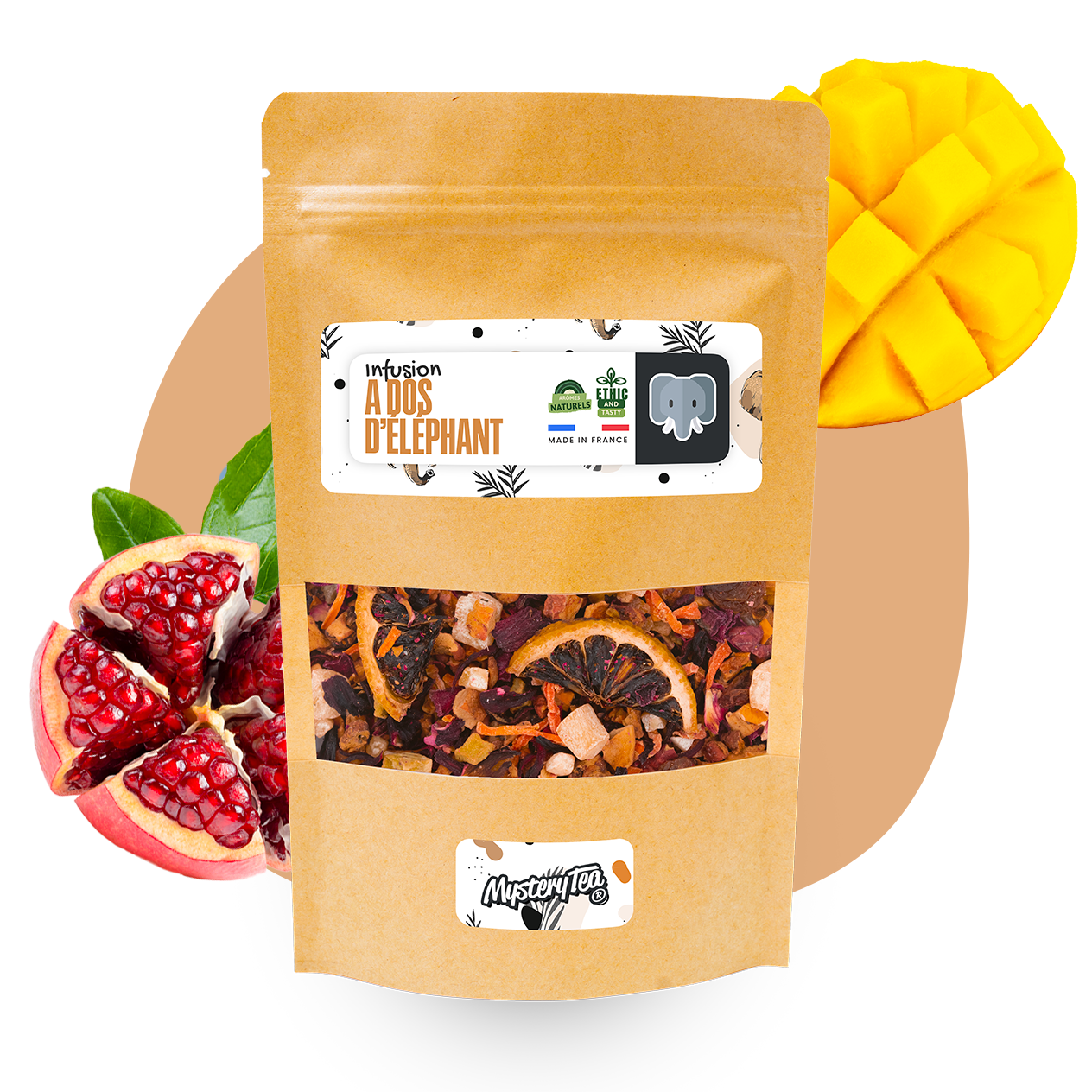 Infusion A Dos d'Éléphant avec des ingrédients naturels comme grenade, mangue et hibiscus, présentée dans une tasse élégante.