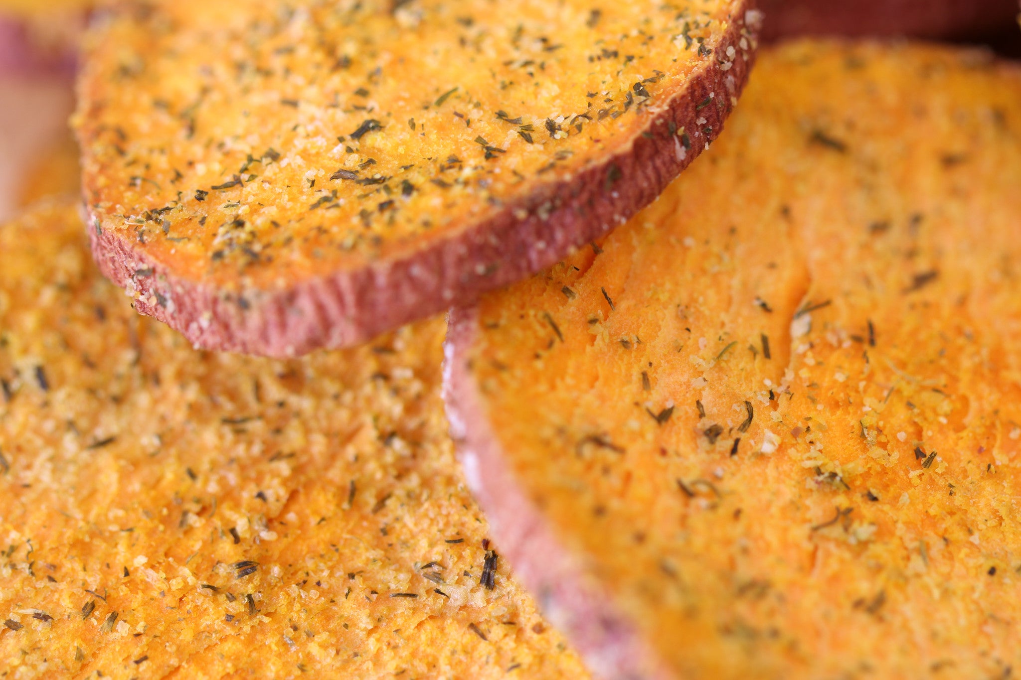 A close-up of Dill and Garlic slices, showcasing their crispy texture and seasoning of dill and garlic granules.