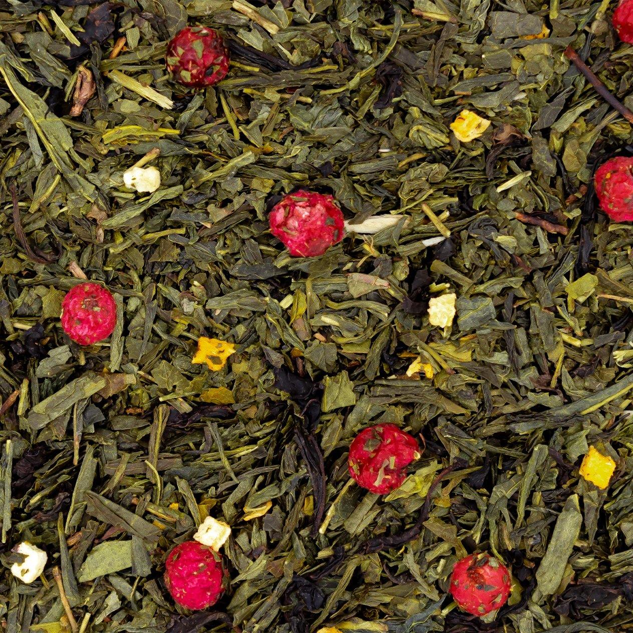 Garde la Pêche, un thé vert aux saveurs de pêche et abricot, présenté dans une tasse élégante avec des fruits frais en arrière-plan.