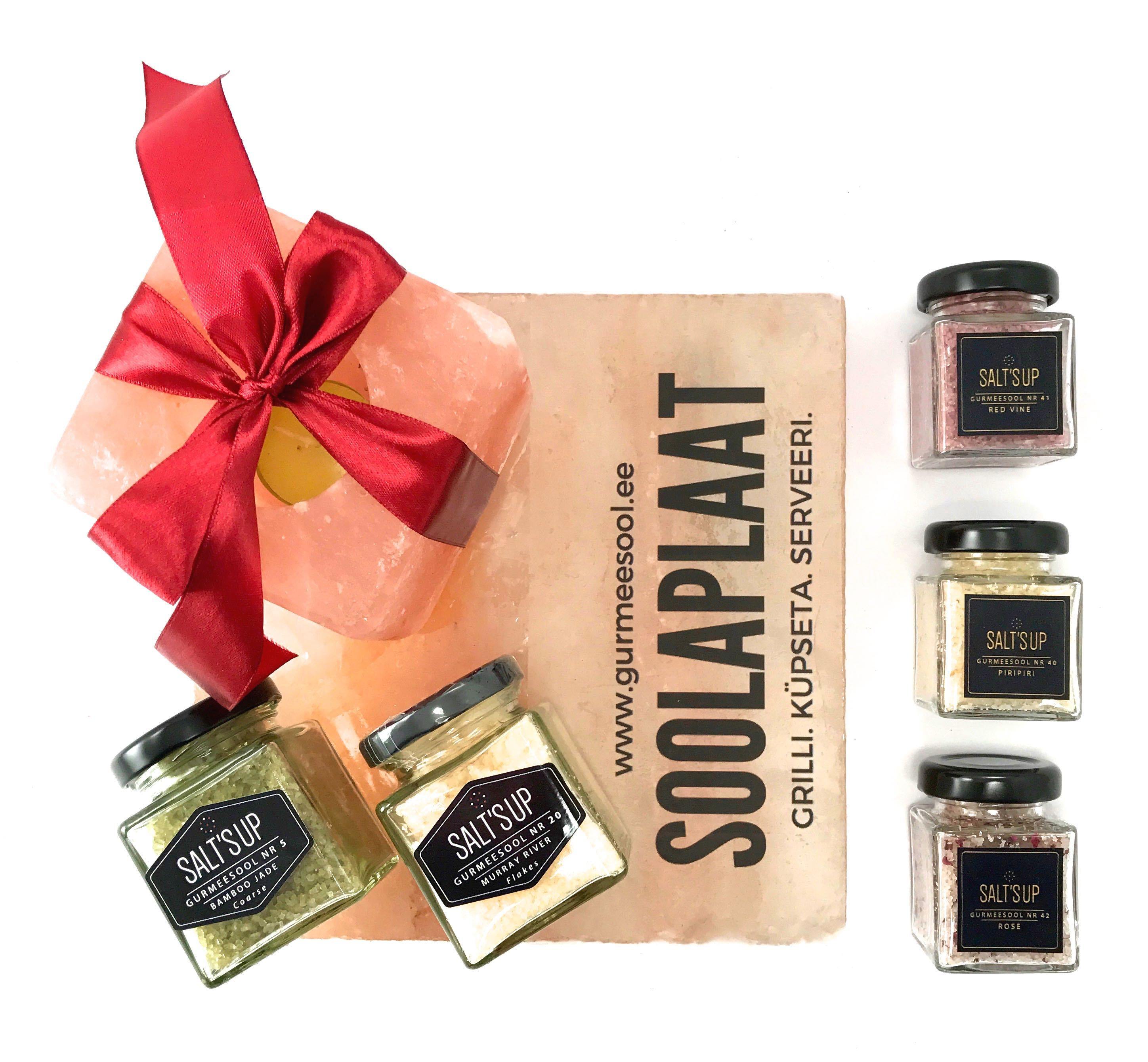 A beautifully arranged gift box containing five gourmet salts, a salt plate, and a tealight holder made of salt, perfect for culinary enthusiasts.