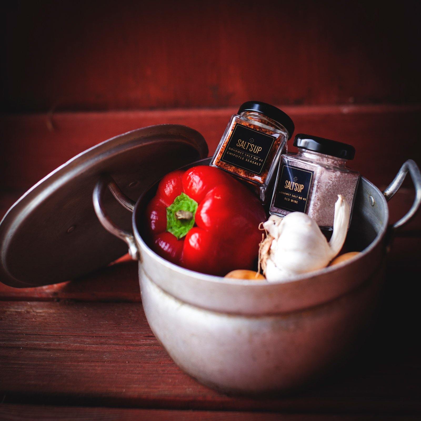 A beautifully arranged gift box containing five gourmet salts, a salt plate, and a tealight holder made of salt, perfect for culinary enthusiasts.