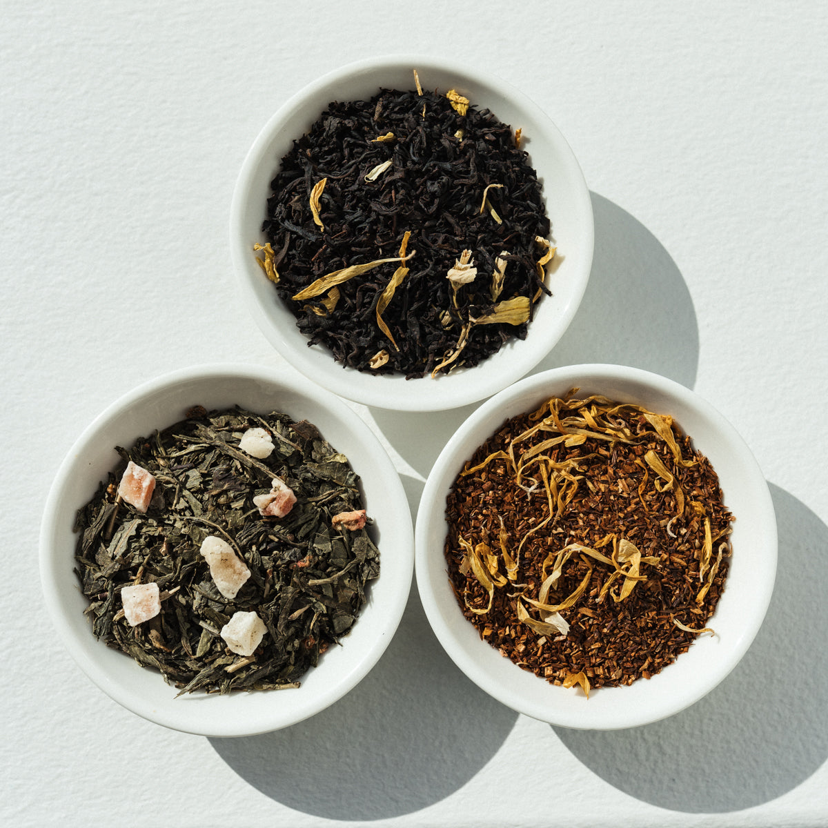 Looseleaf Starter Pack featuring three tea blends: Peach Rooibos, Strawberry Green Tea, and Vanilla Cream Black, with optional infuser bottle.