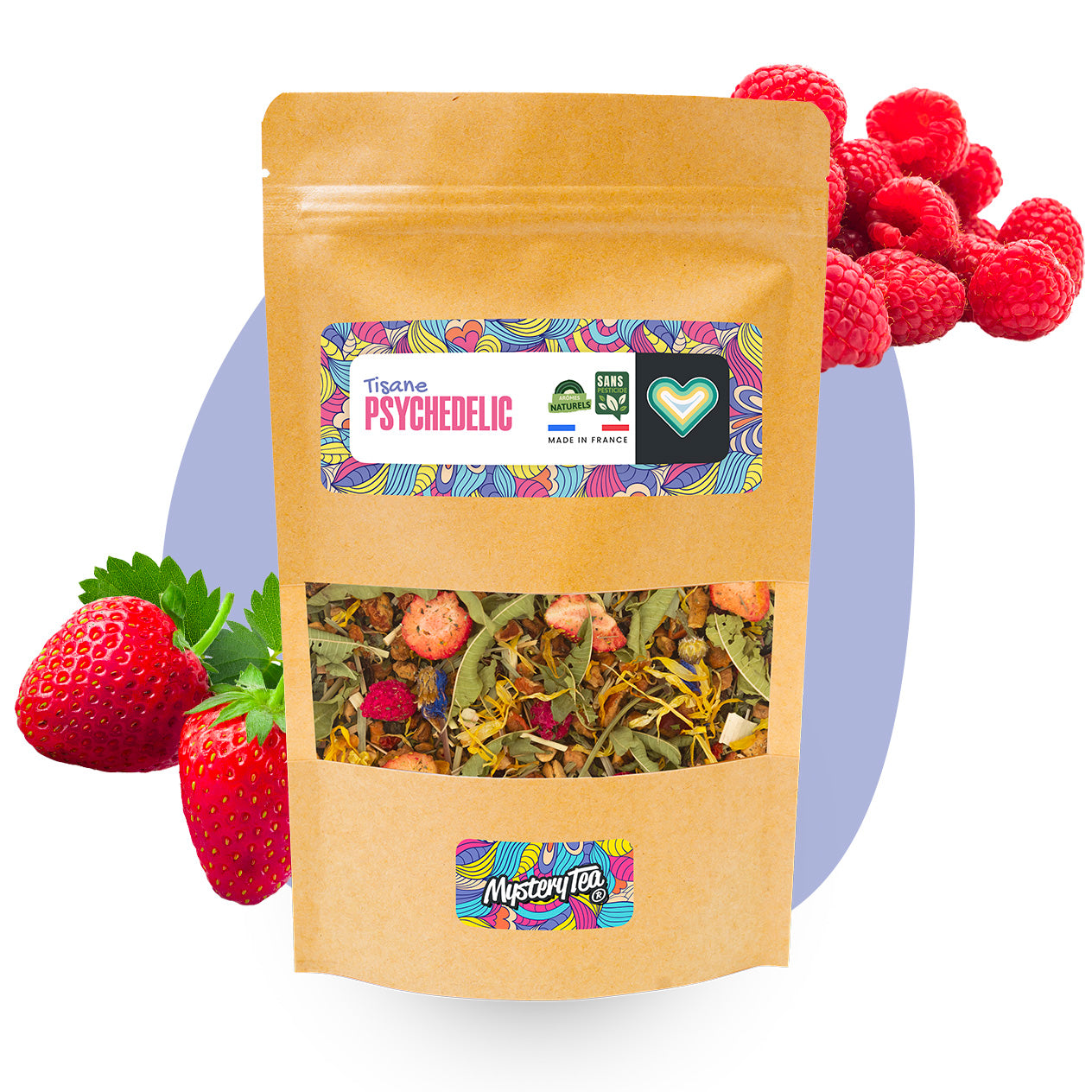 Tasse de tisane Psychedelic avec infusion rouge rubis, garnie de fruits frais comme des fraises et des framboises, sur une table en bois.