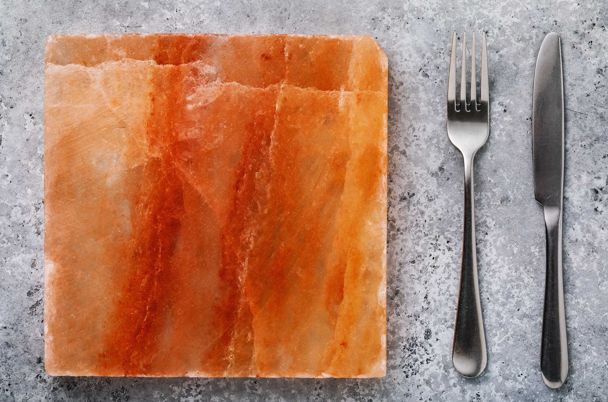 Large salt plate made of 100% rock salt, ideal for grilling and serving various dishes, featuring unique natural patterns.