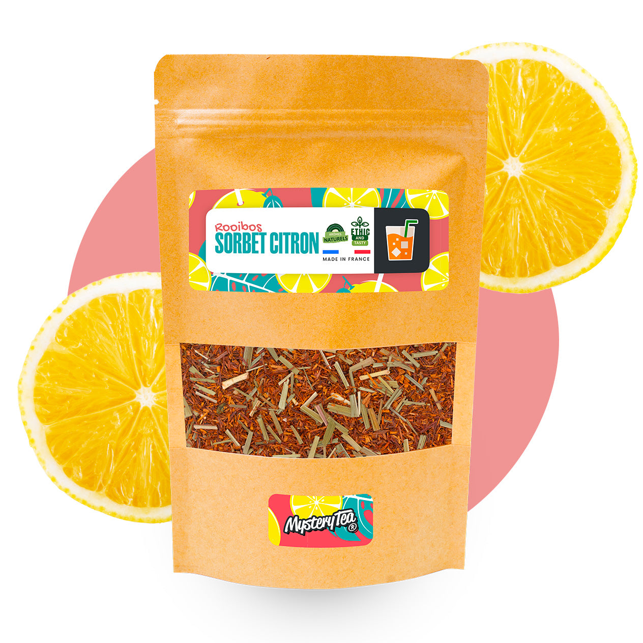 Un verre de rooibos citronné avec des tranches de citron frais, évoquant une expérience rafraîchissante et savoureuse.