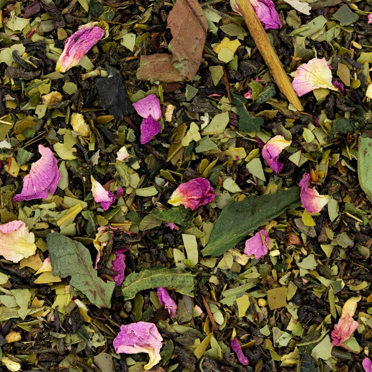 Tisane Super Détox au pamplemousse et gingembre, servie dans une tasse avec des ingrédients naturels en arrière-plan.