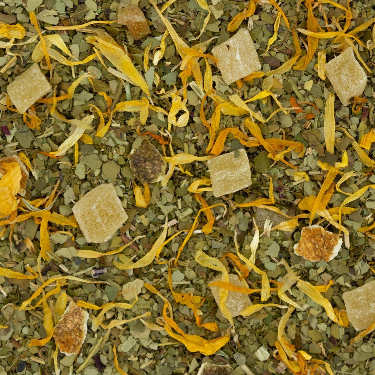 Tasse de maté mangue goyave, infusion brésilienne avec des fruits exotiques, ambiance chaleureuse et réconfortante.