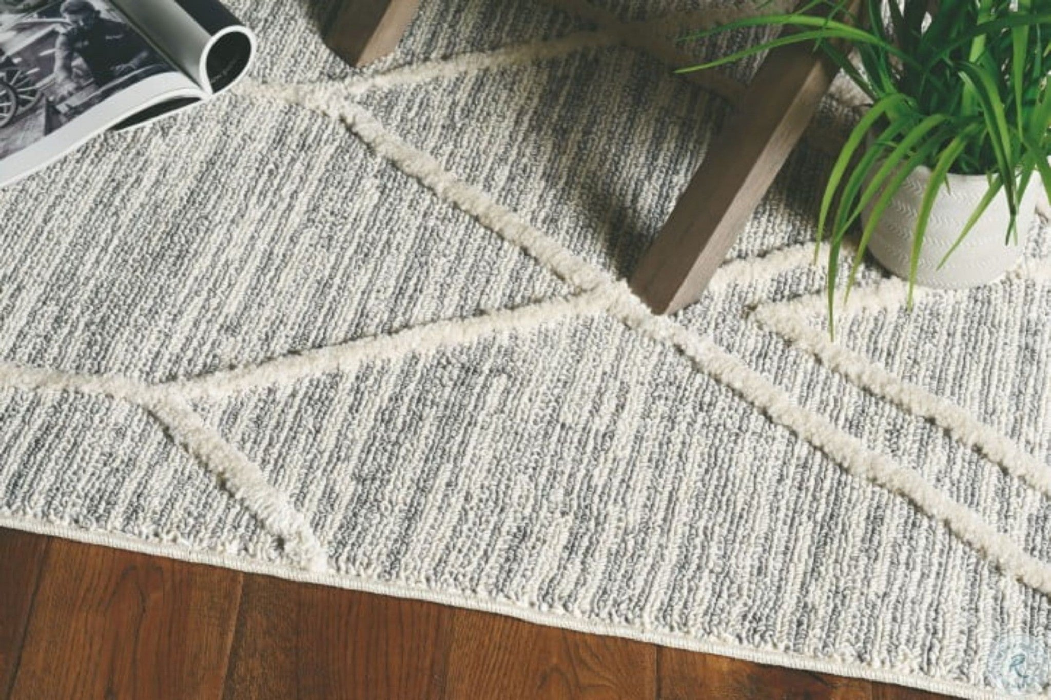 5x8 inches ivory grey machine woven abstract rug with fringe, showcasing a contemporary design perfect for indoor spaces.