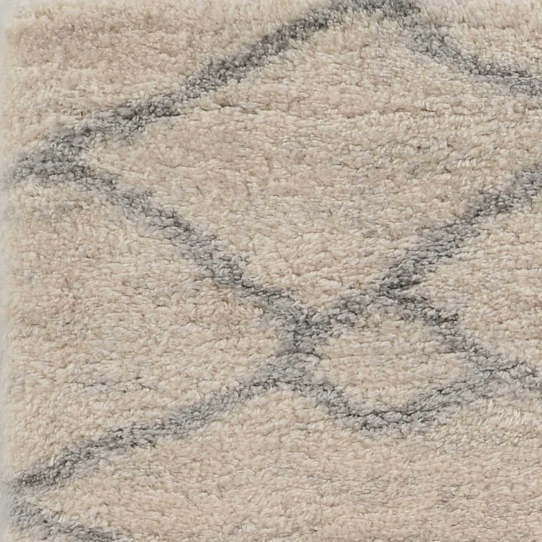 5x8 ivory grey machine woven chain link indoor area rug showcasing a contemporary design with soft patterns.