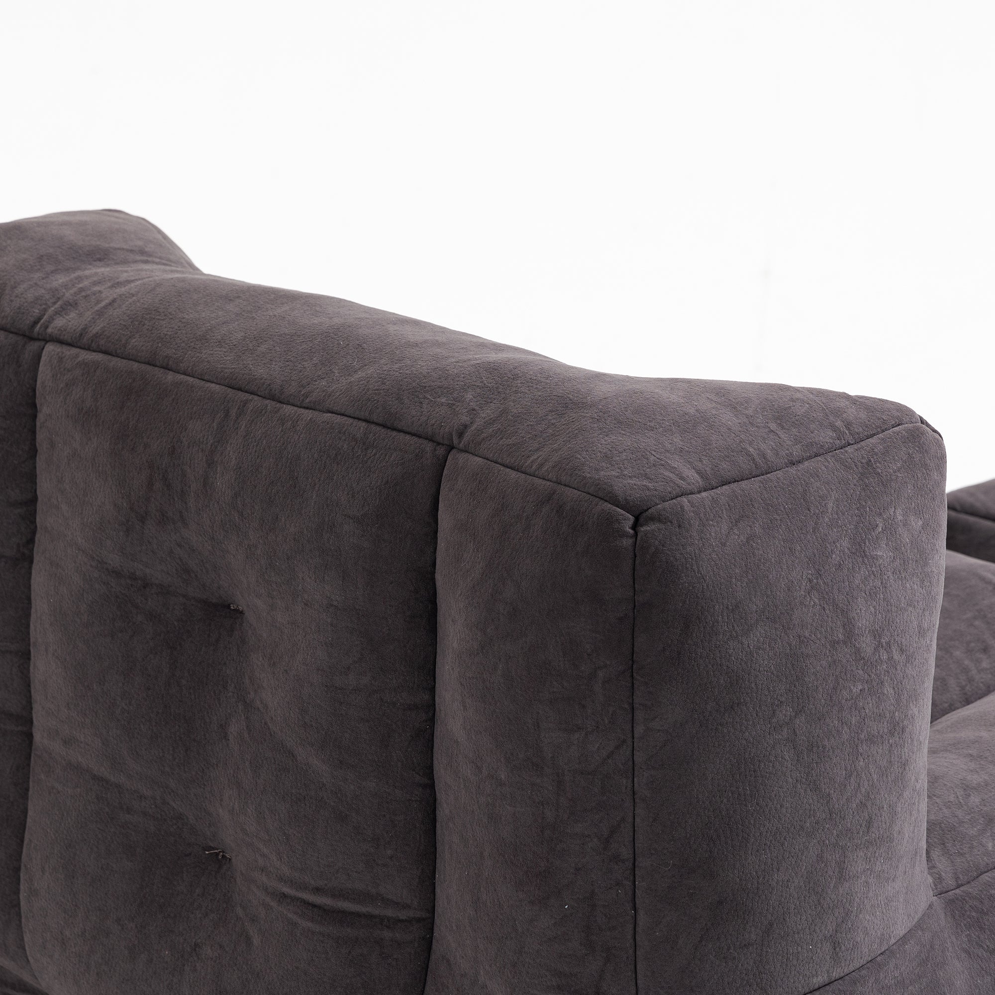 Fluffy bean bag chair in black velvet, designed for comfort and support, suitable for adults and children.