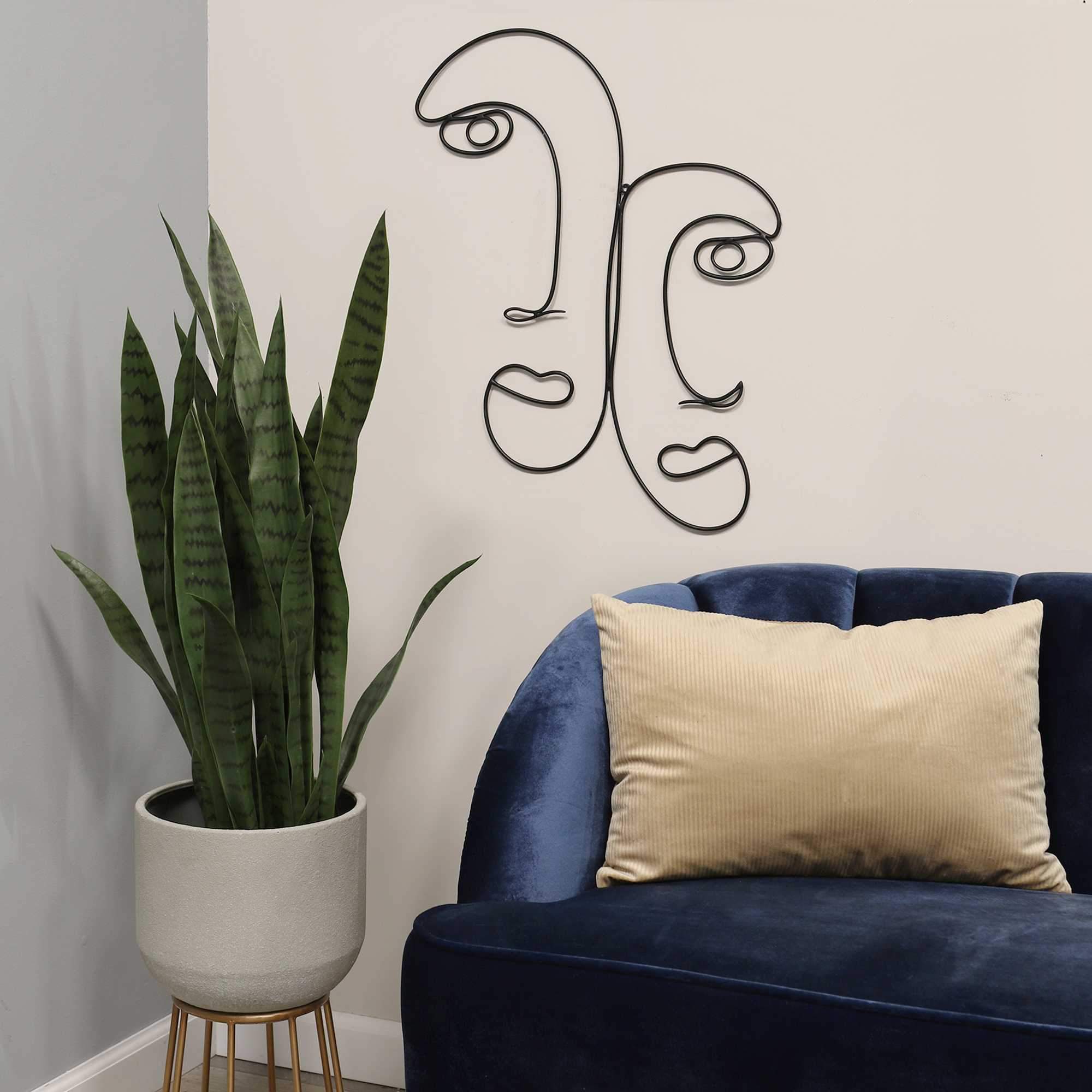 Modern Metal Outline Faces wall decor featuring abstract linear art inspired by Picasso, showcasing two intertwined faces.