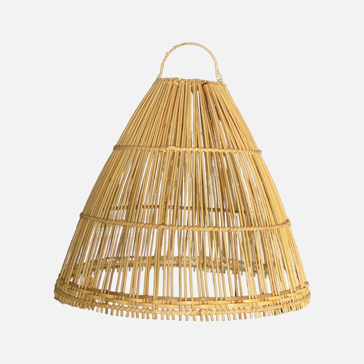 Abajur em Rattan Bobonaro – M, a natural rattan lampshade with a straight pattern, perfect for creating a boho vibe in any room.