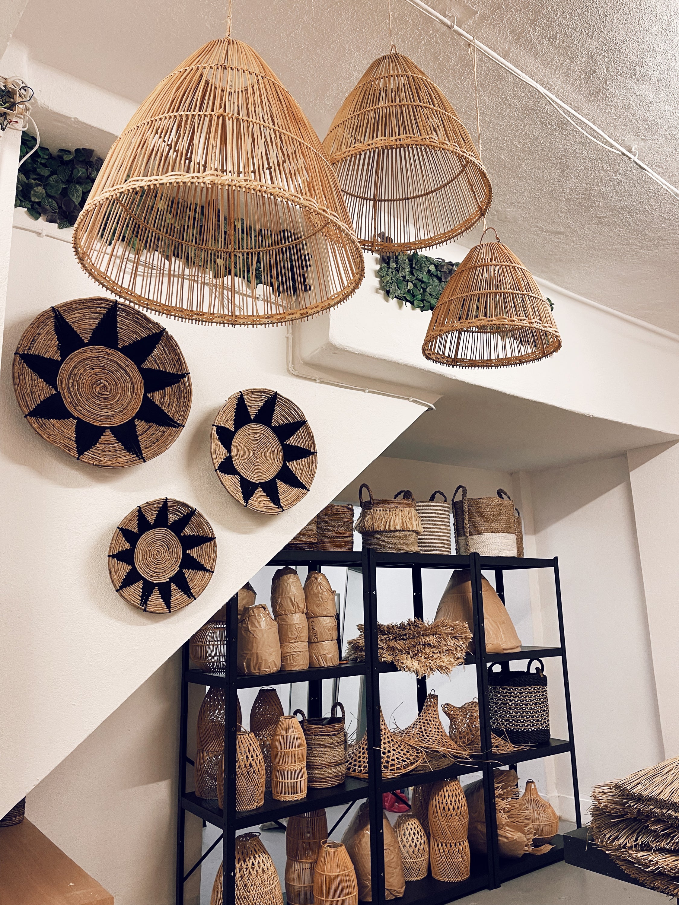 Abajur em Rattan Bobonaro – M, a natural rattan lampshade with a straight pattern, perfect for creating a boho vibe in any room.