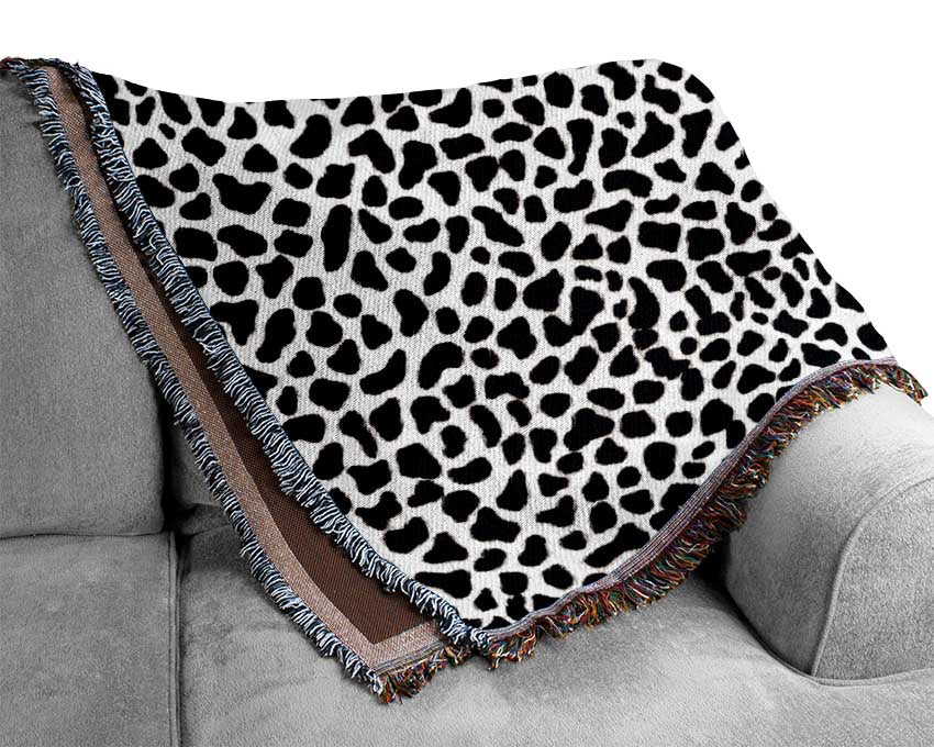 Luxurious Animal Print throw blanket made from 100% cotton, featuring a stylish design suitable for bed or couch.