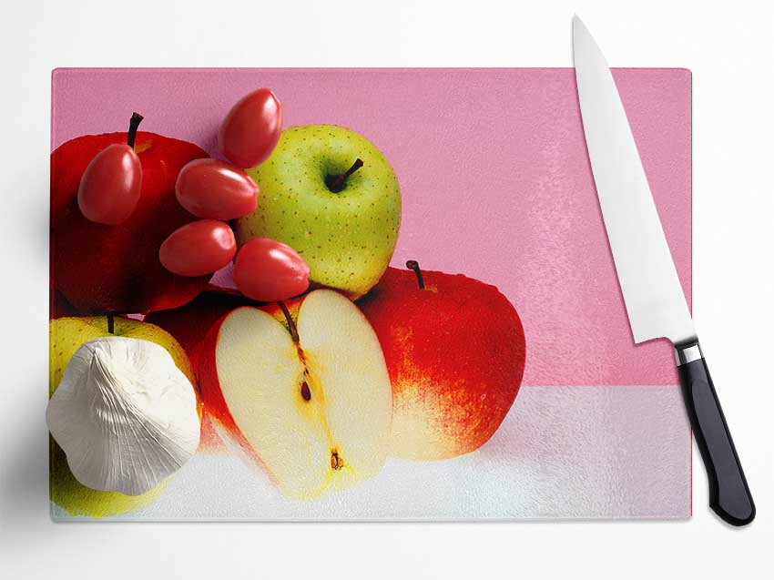 Apple Surprise chopping board made of tempered glass with a chinchilla ripple effect and anti-slip feet.