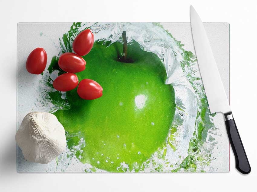 Apple Water Splash chopping board made of tempered glass with a chinchilla ripple effect and anti-slip feet.