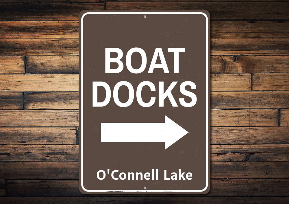 Boat Docks Arrow Sign made of high-quality aluminum, featuring customizable text and pre-drilled holes for easy mounting, perfect for lakehouse decor.