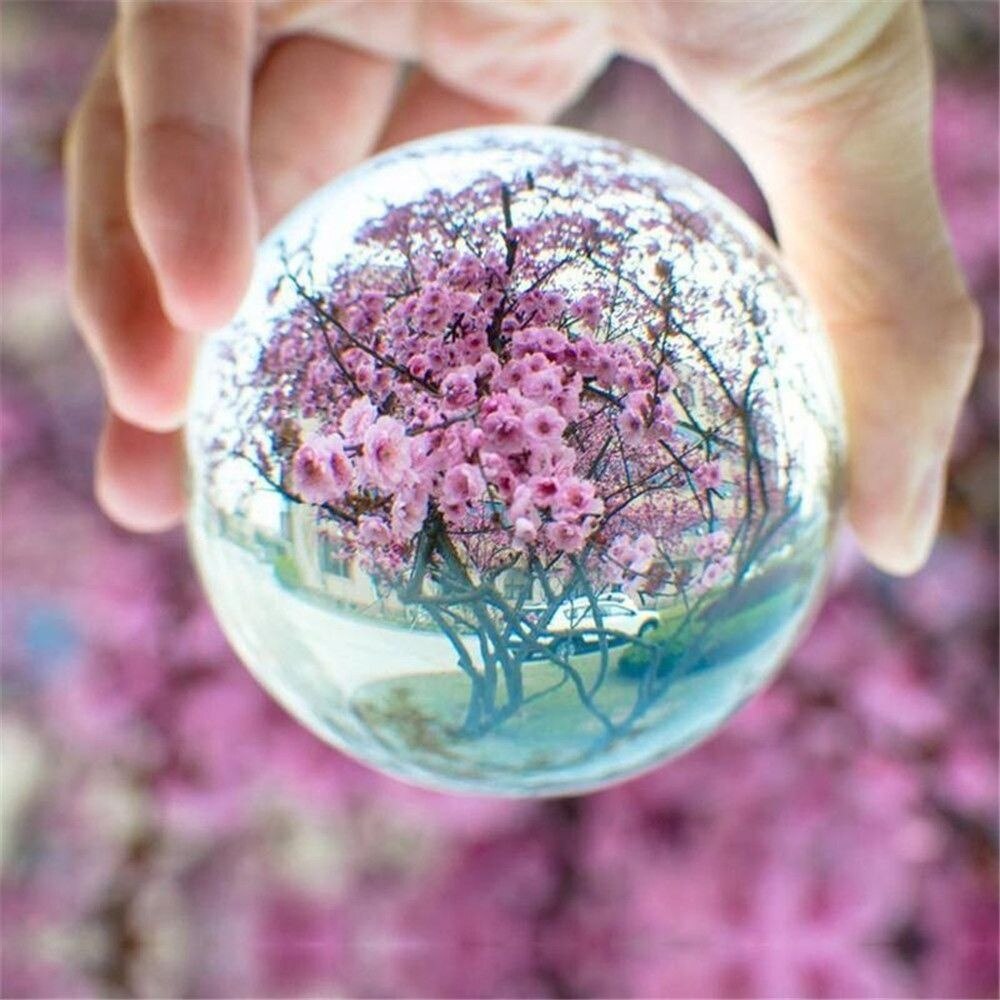 Boule de Cristal 'Imagination' en cristal K9, diamètre 8 cm, posée sur une base en bois, idéale pour la divination et la photographie.