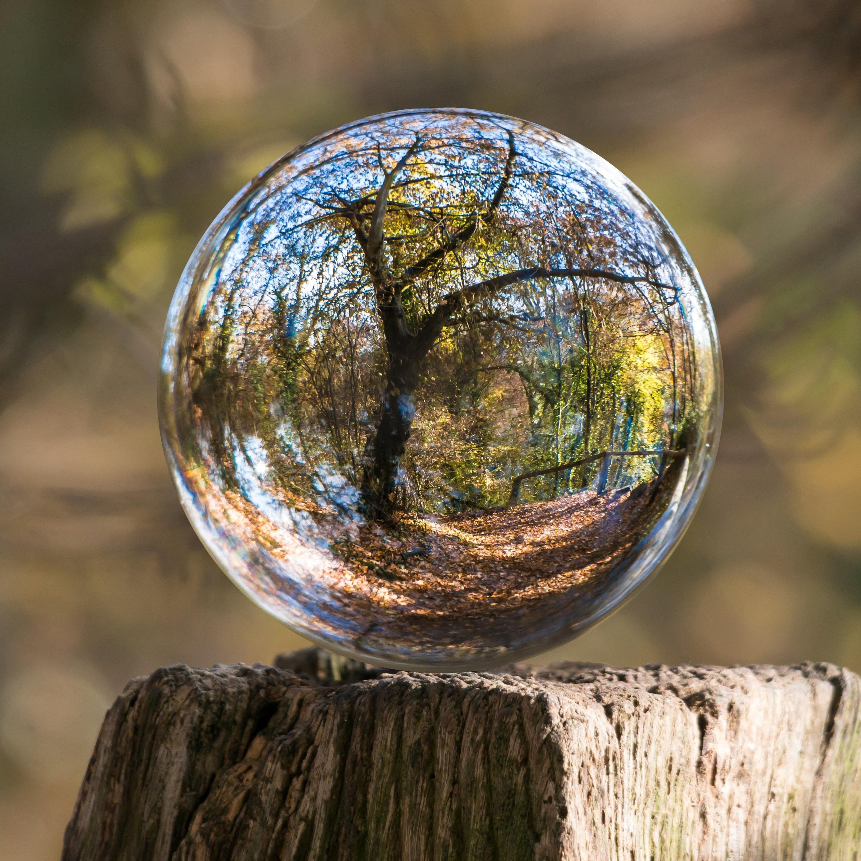 Boule de Cristal 'Imagination' en cristal K9, diamètre 8 cm, posée sur une base en bois, idéale pour la divination et la photographie.