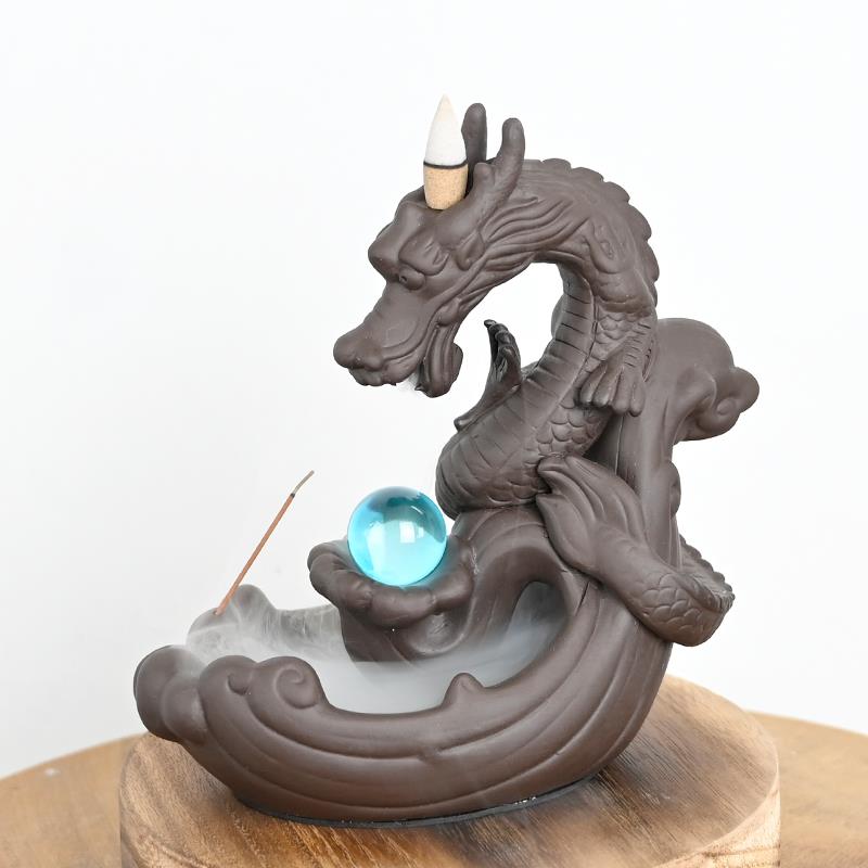 Brûleur d'encens en céramique 'Force du Dragon' avec design détaillé et boule de cristal bleutée, symbolisant la force intérieure et la créativité.