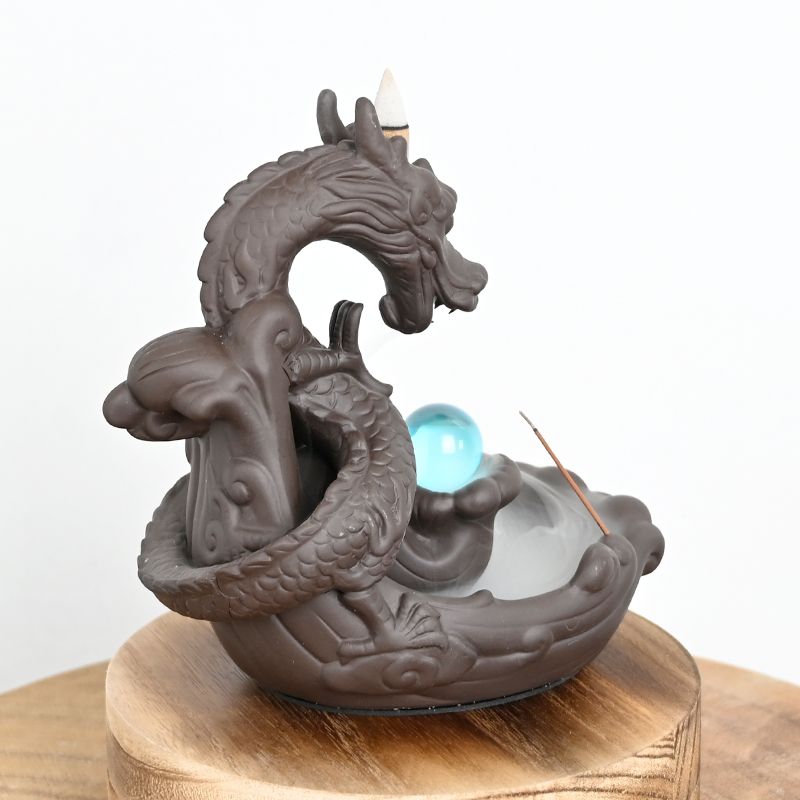 Brûleur d'encens en céramique 'Force du Dragon' avec design détaillé et boule de cristal bleutée, symbolisant la force intérieure et la créativité.