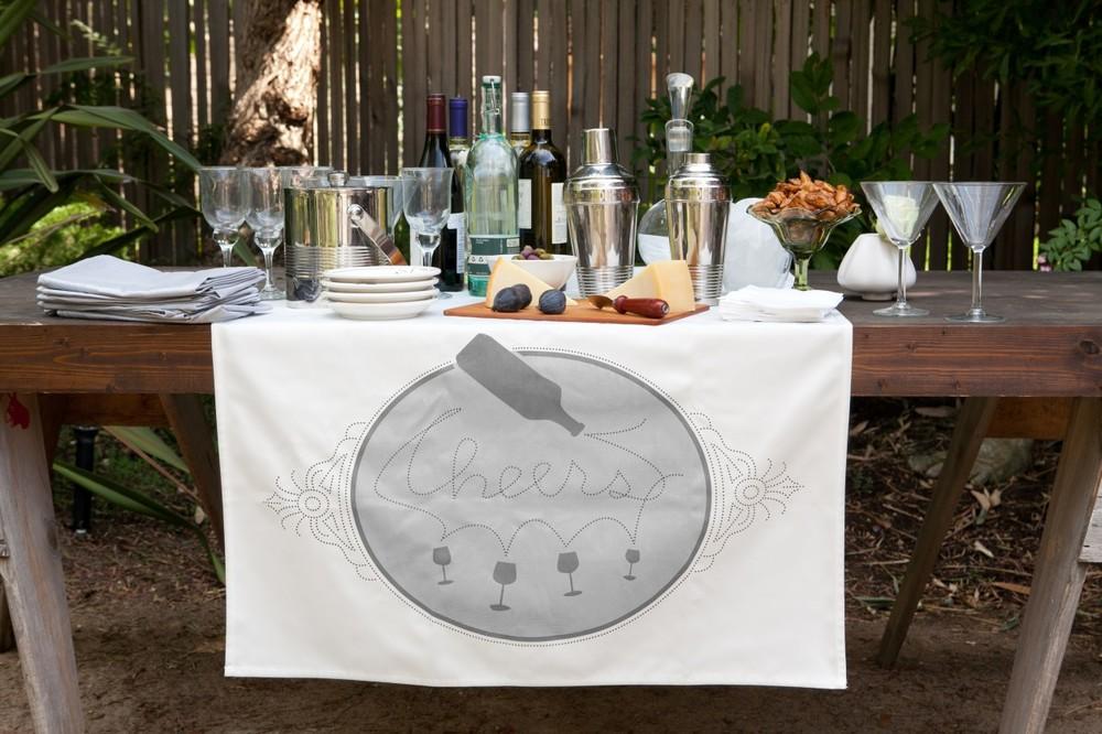 Cheers table banner in white fabric, perfect for parties and celebrations, showcasing its elegant design and generous size.