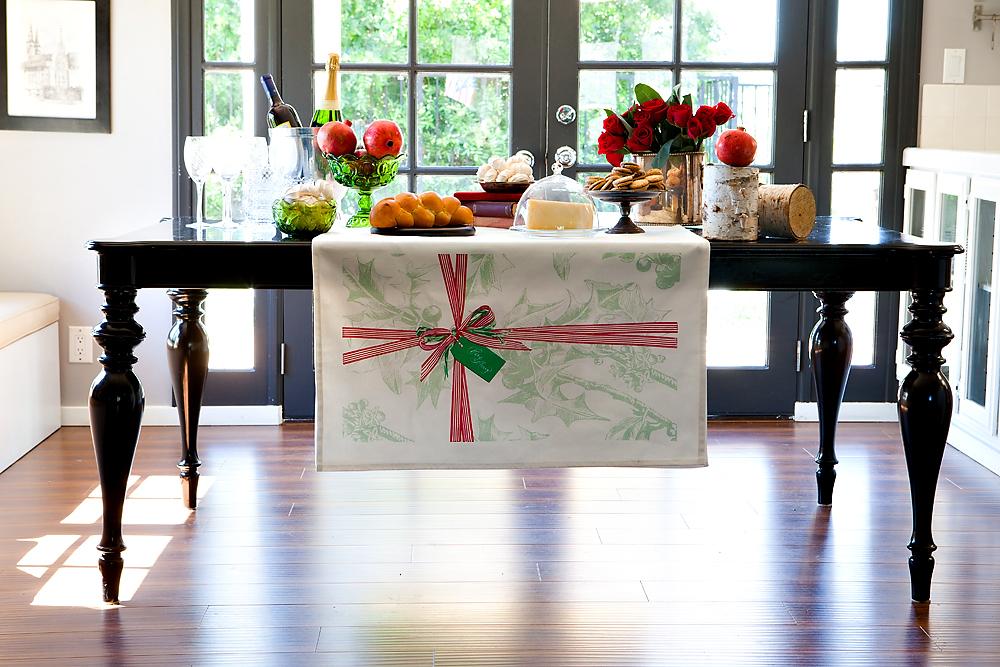 Elegant white Christmas table banner made of polyester and cotton, perfect for festive gatherings.