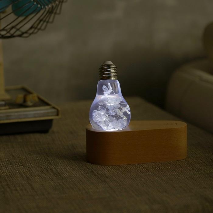 EP LIGHT - 3-Pack Flower Bulbs featuring eco-friendly resin construction and a stylish wooden base.