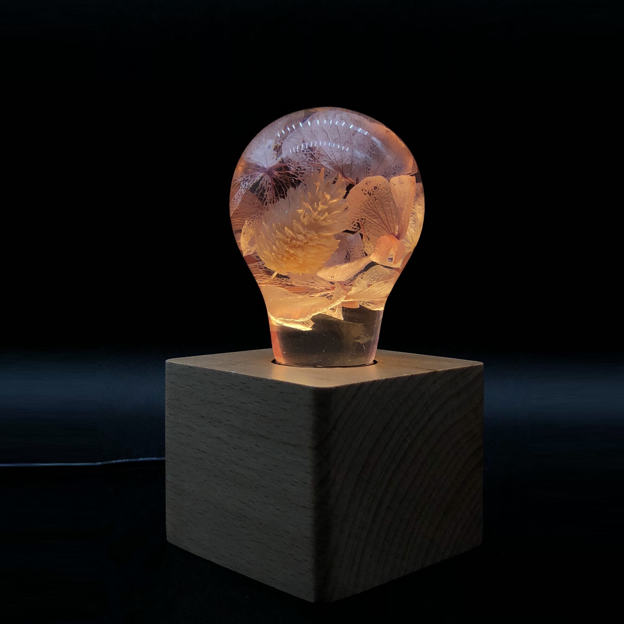 EP LIGHT - Pink Hydrangea LED bulb with a beautiful pink hydrangea design, showcasing eco-friendly resin and beech wood materials.