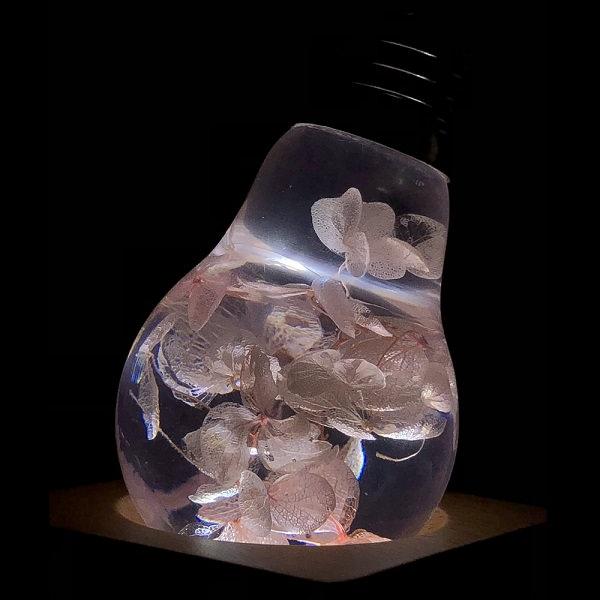 EP LIGHT - Pink Hydrangea LED bulb with a beautiful pink hydrangea design, showcasing eco-friendly resin and beech wood materials.