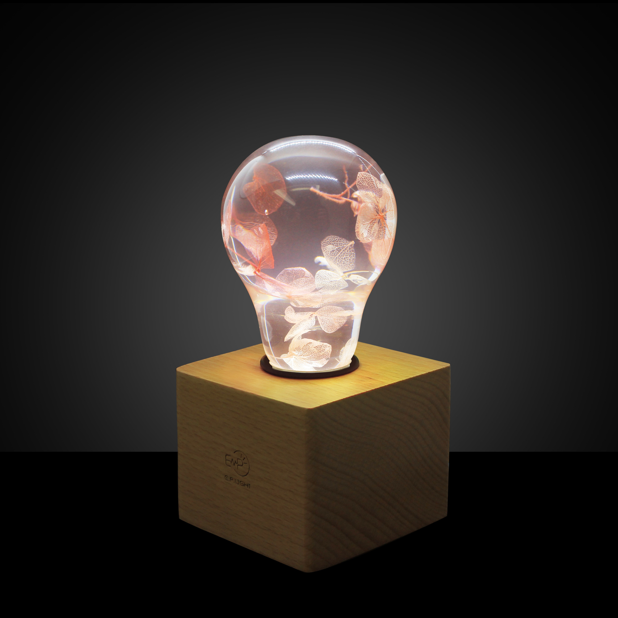 EP LIGHT - Pink Hydrangea LED bulb with a beautiful pink hydrangea design, showcasing eco-friendly resin and beech wood materials.