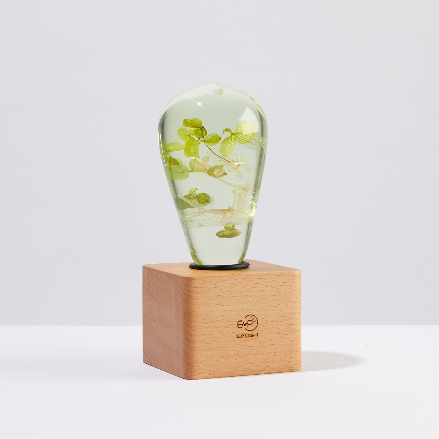 EP Light - White Hydrangea, a handcrafted LED bulb with eco-friendly resin, showcasing a unique floral design.