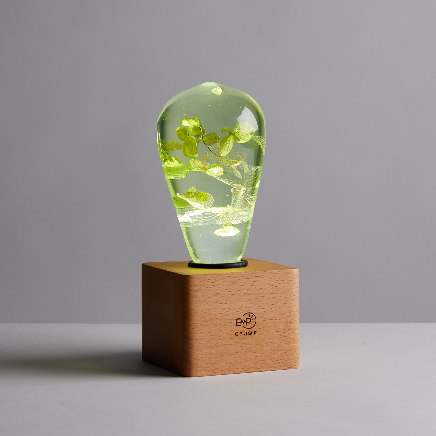 EP Light - White Hydrangea, a handcrafted LED bulb with eco-friendly resin, showcasing a unique floral design.