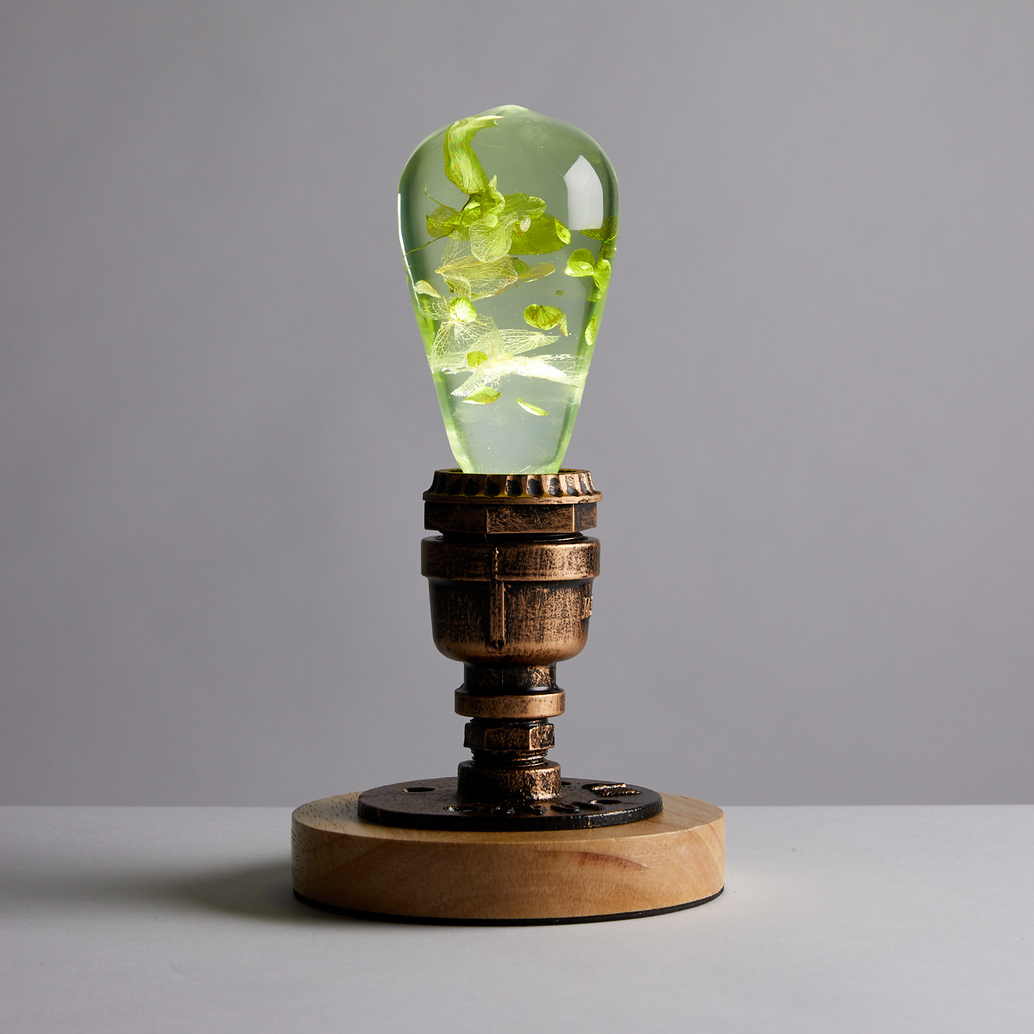 EP Light - White Hydrangea, a handcrafted LED bulb with eco-friendly resin, showcasing a unique floral design.