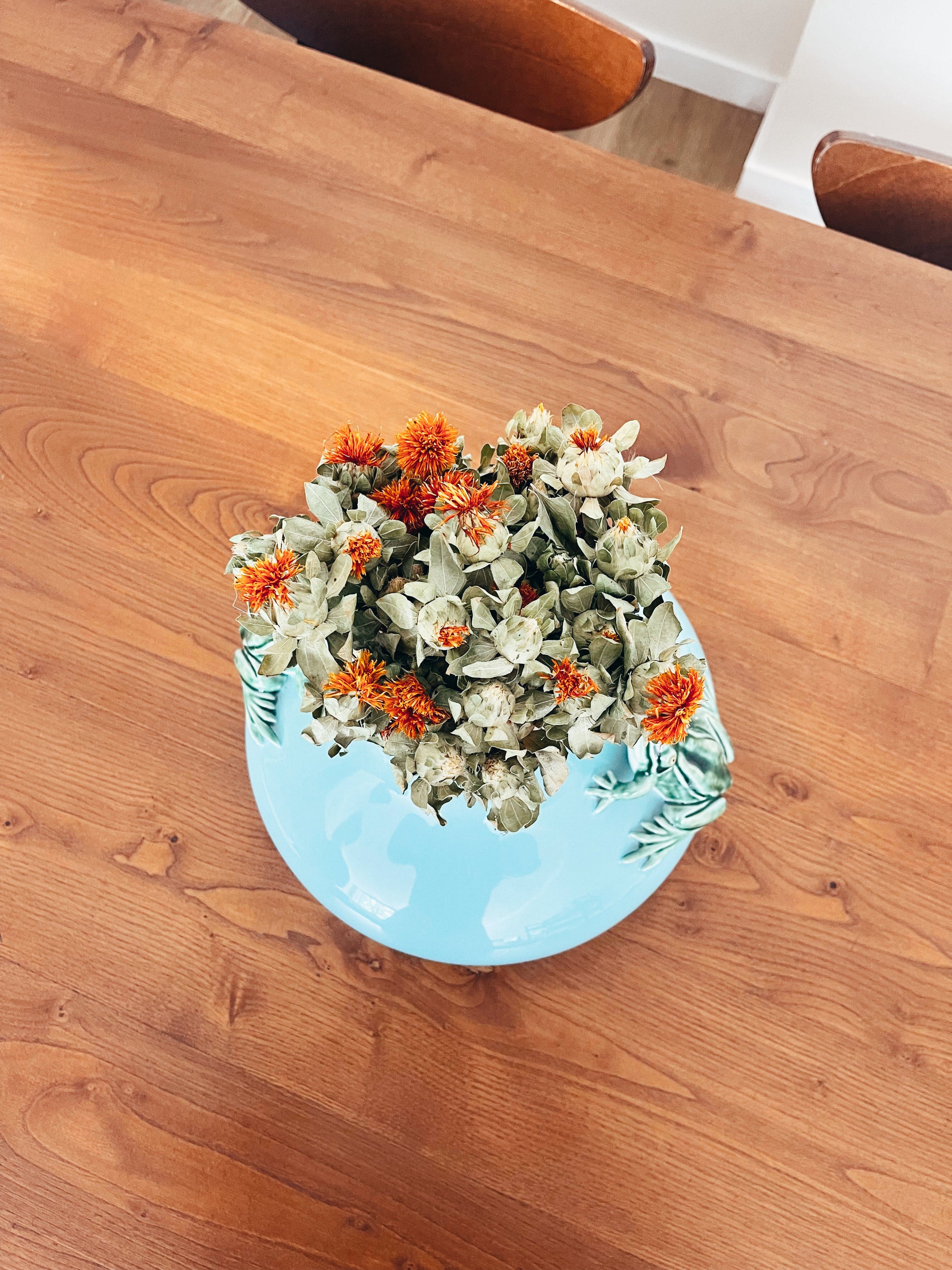 A vibrant bouquet of Flores Secas Carthamus Laranja, showcasing dried orange flowers arranged elegantly for rustic decor.