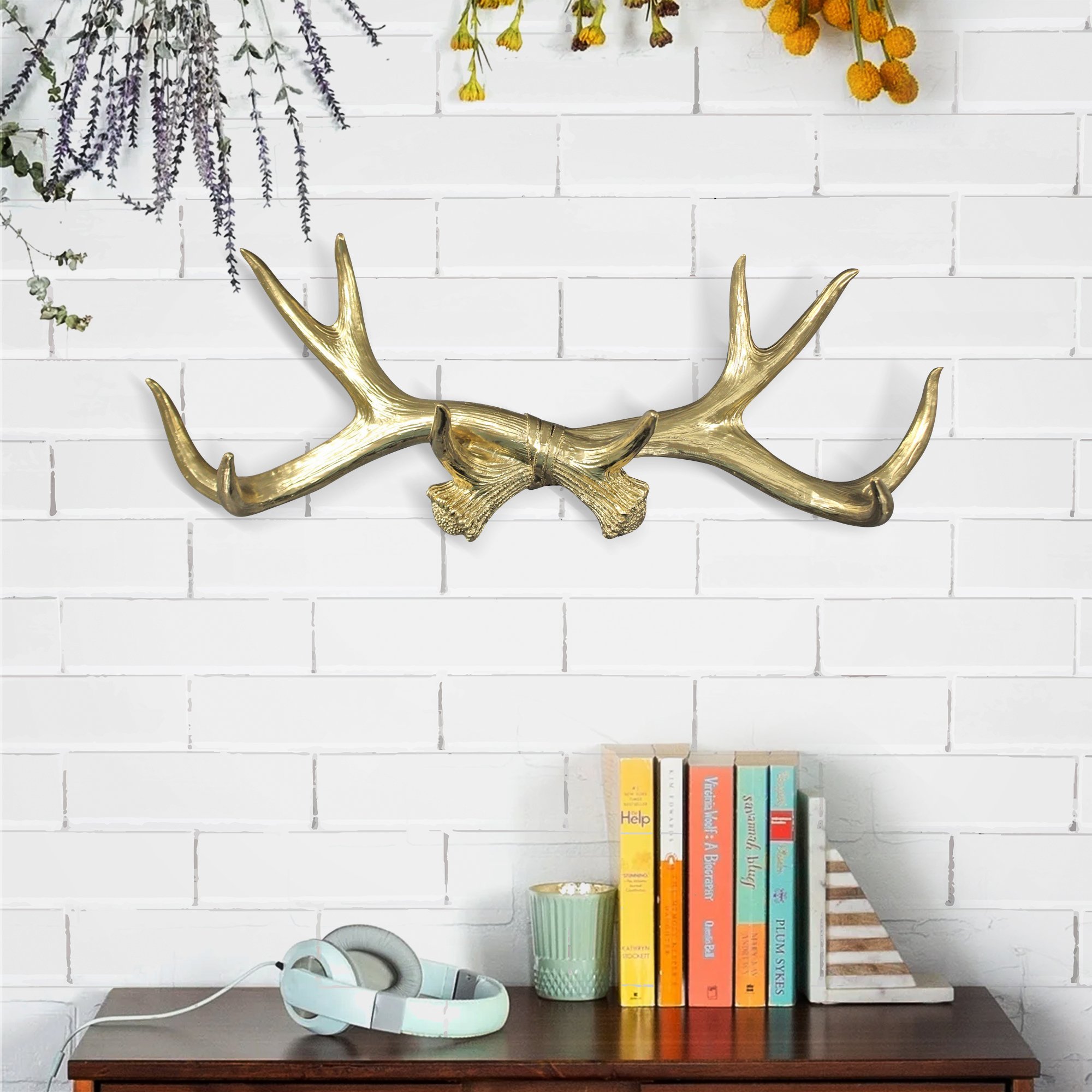 Elegant gold antler wall rack made of eco-friendly resin, perfect for hanging light items like keys and jewelry.