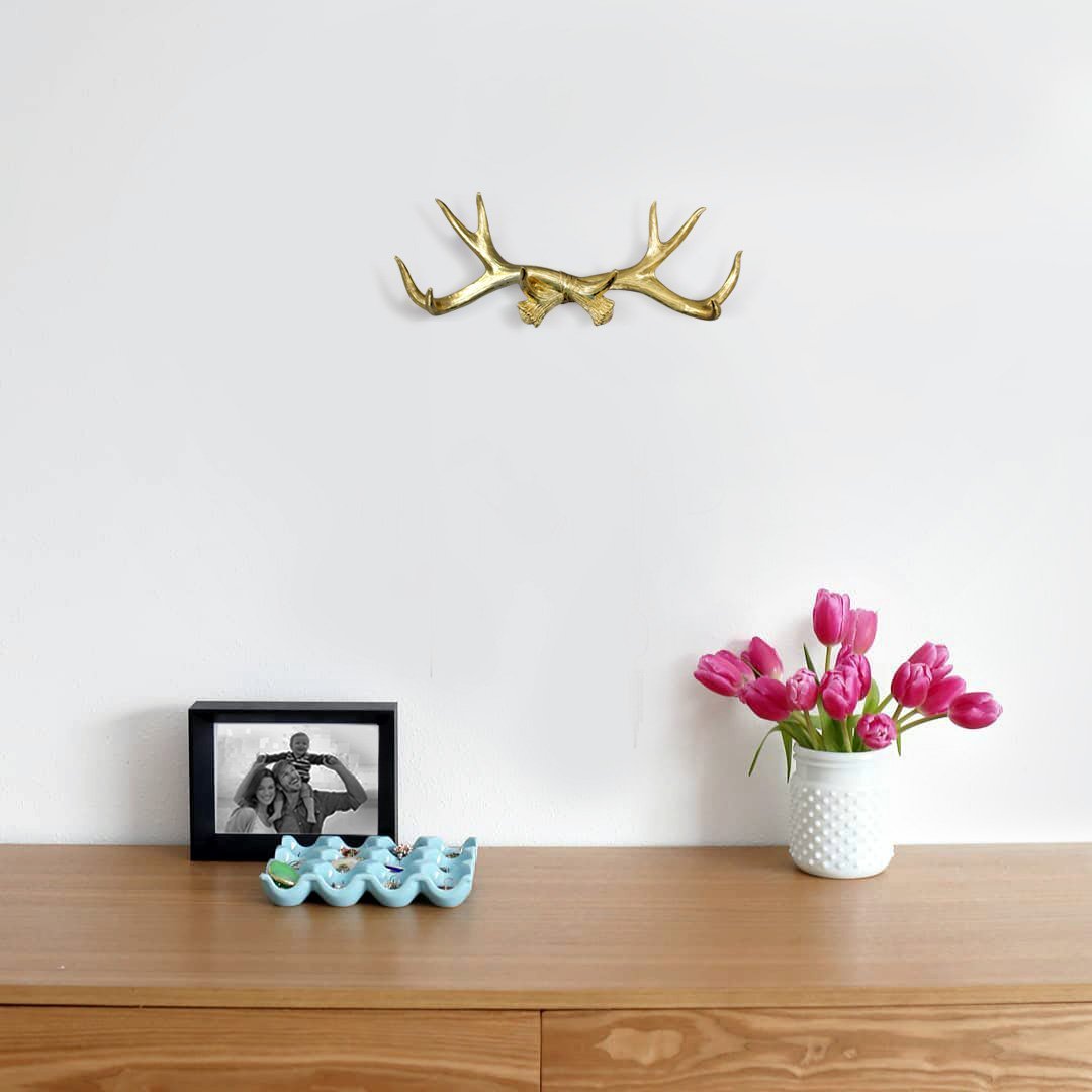 Elegant gold antler wall rack made of eco-friendly resin, perfect for hanging light items like keys and jewelry.