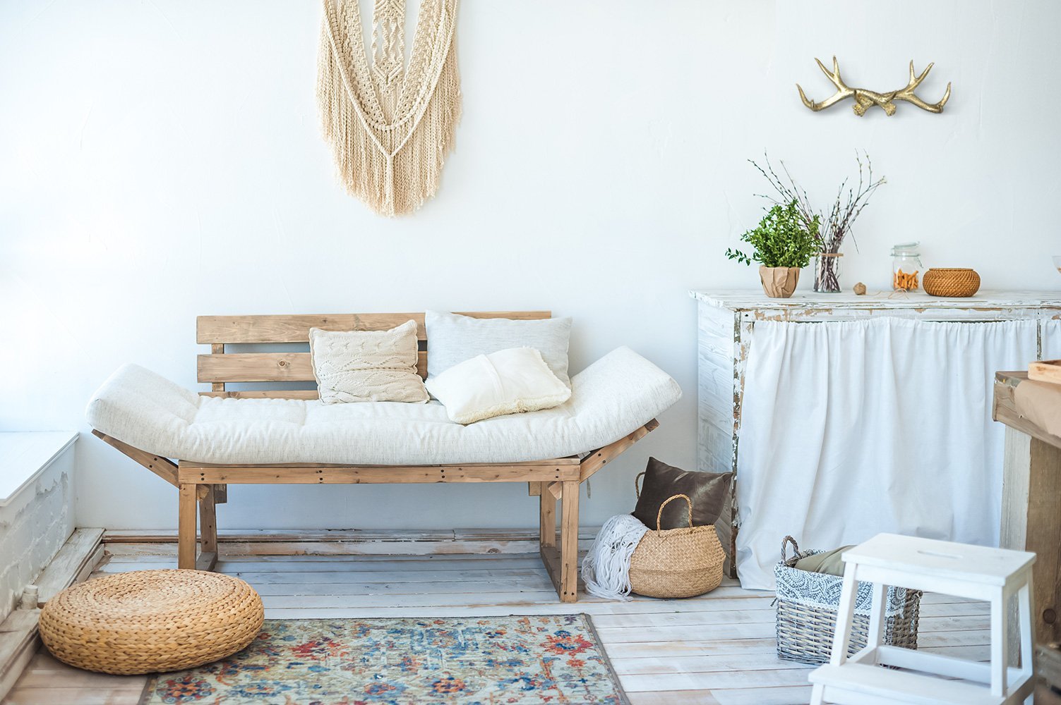 Elegant gold antler wall rack made of eco-friendly resin, perfect for hanging light items like keys and jewelry.