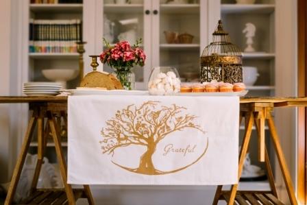 Grateful table banner in white fabric, elegantly displayed on a table, showcasing its size and quality.