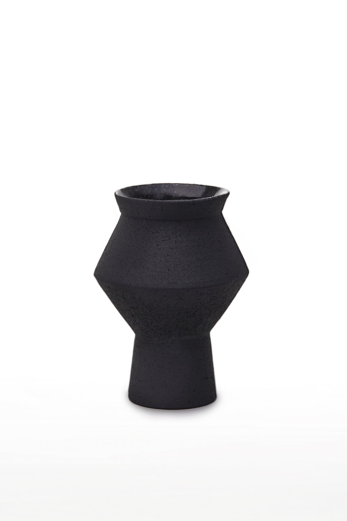 CUZCO jaggy angular round vase in ceramic with a matt black finish, showcasing a trendy design inspired by ancient Aztec shapes.