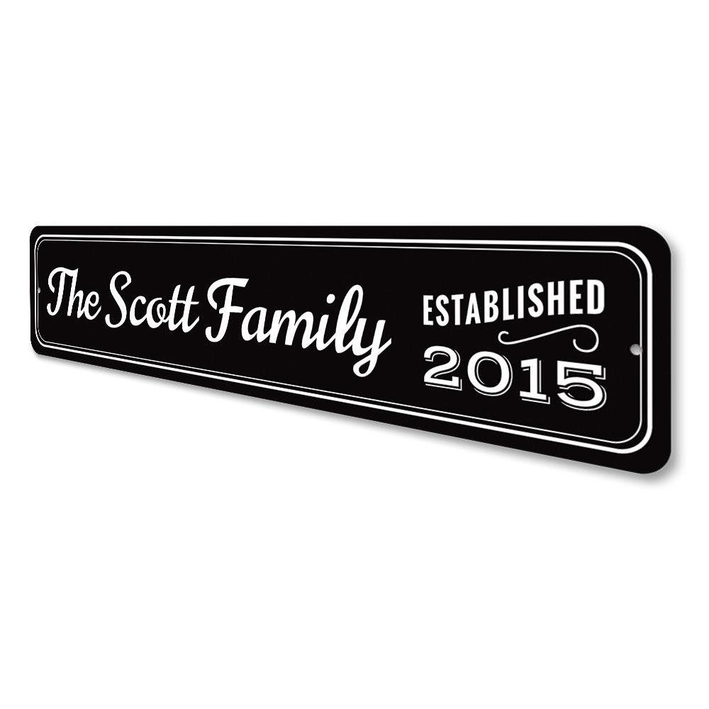 Personalized Last Name Family Sign made of high-quality aluminum, featuring customizable text for home decor.