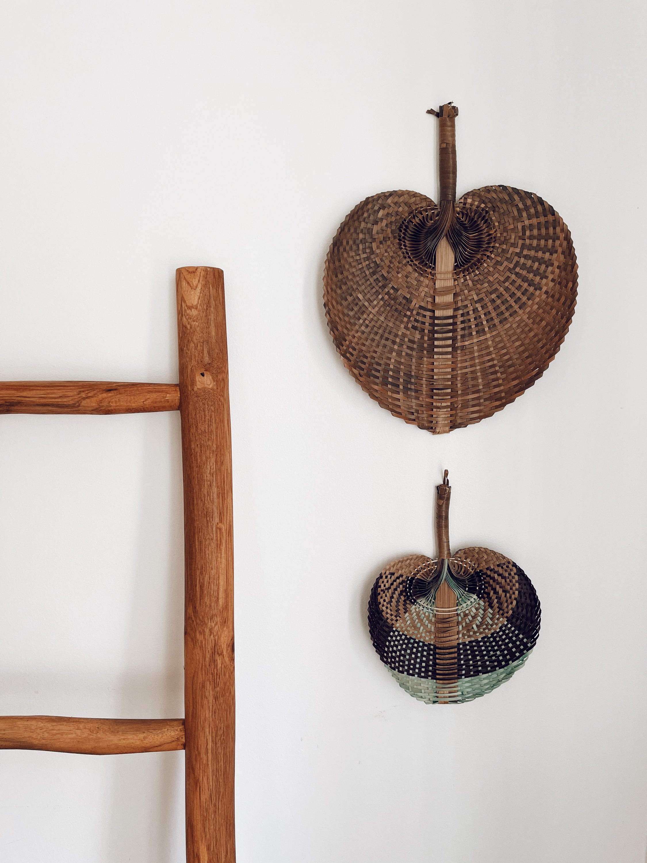 Handcrafted Leque Natural fan in brown color, perfect for home decor.