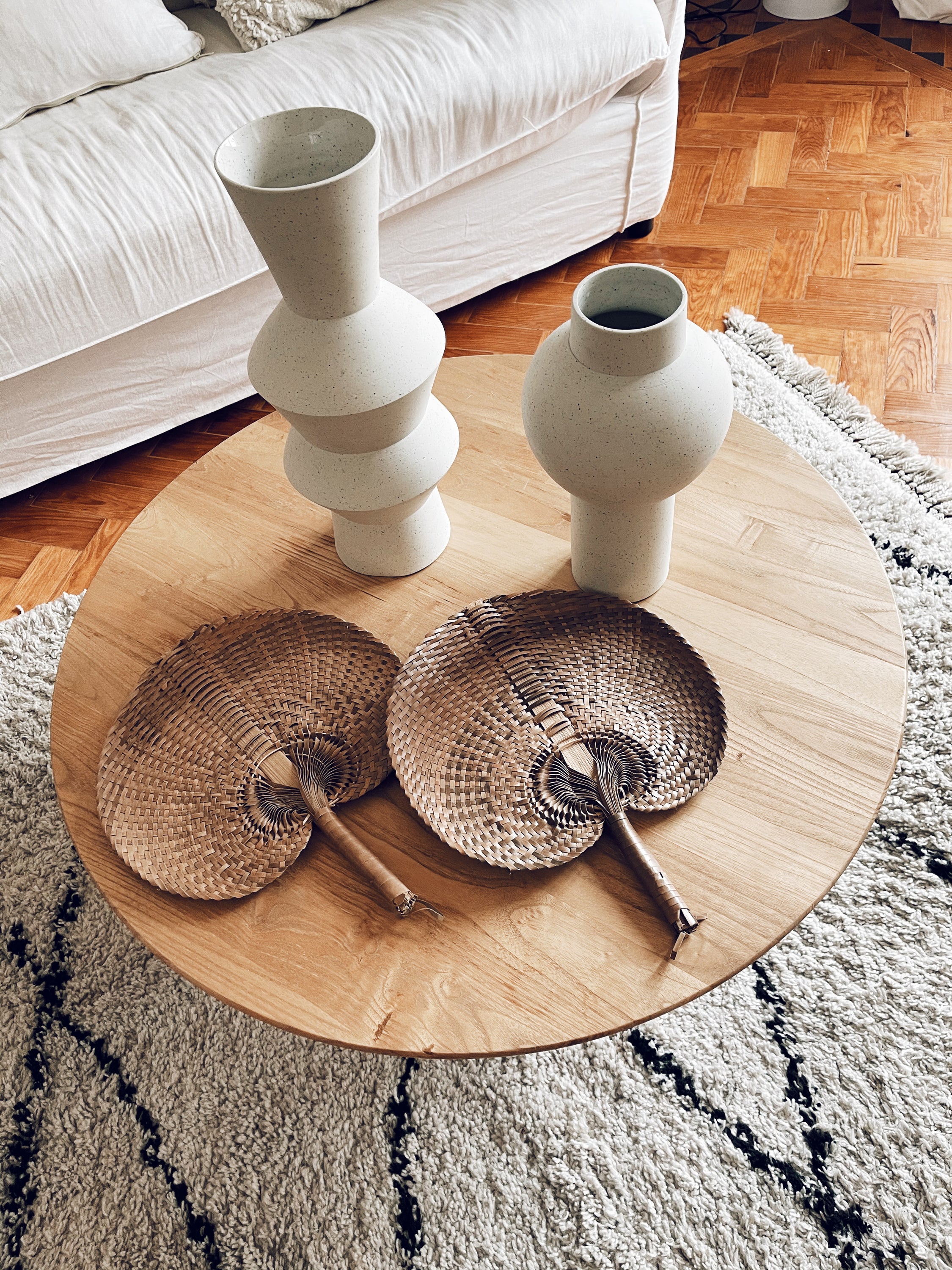 Handcrafted Leque Natural fan in brown color, perfect for home decor.