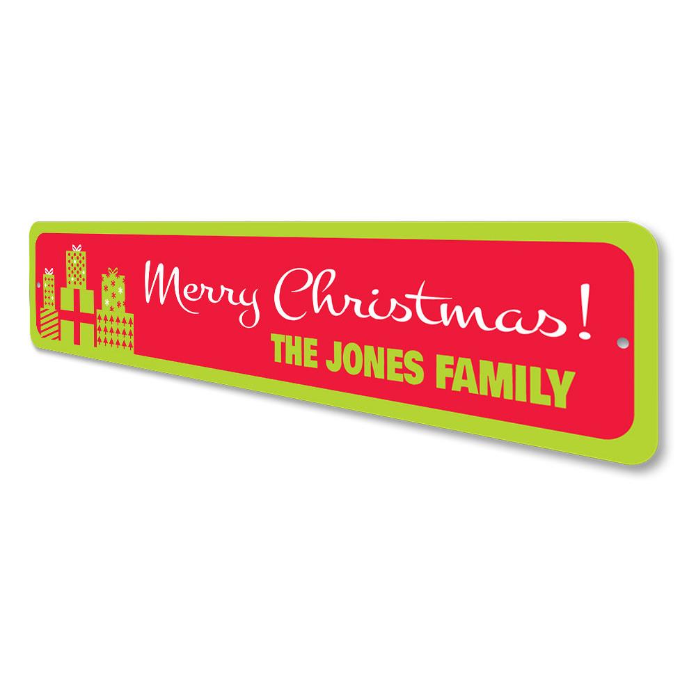 A festive Merry Christmas Gift Sign made of high-quality aluminum, featuring a charming design perfect for holiday decorations.